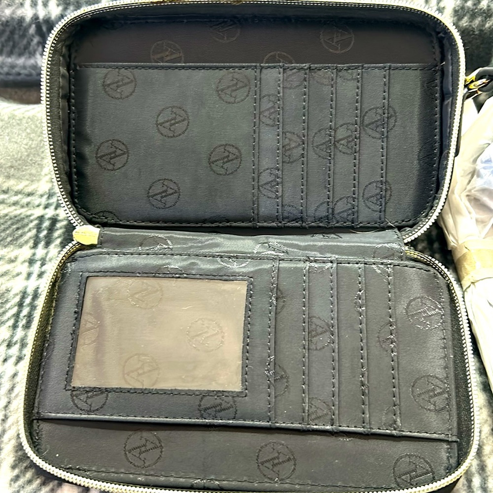 COPY - Adrienne Vittadini Studio  Cross body with charging pack - Picture 6 of 16